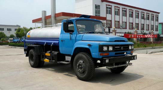 东风140尖头洒水车